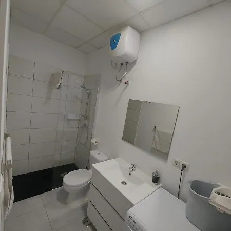 1 Street-basement Lägenhet *